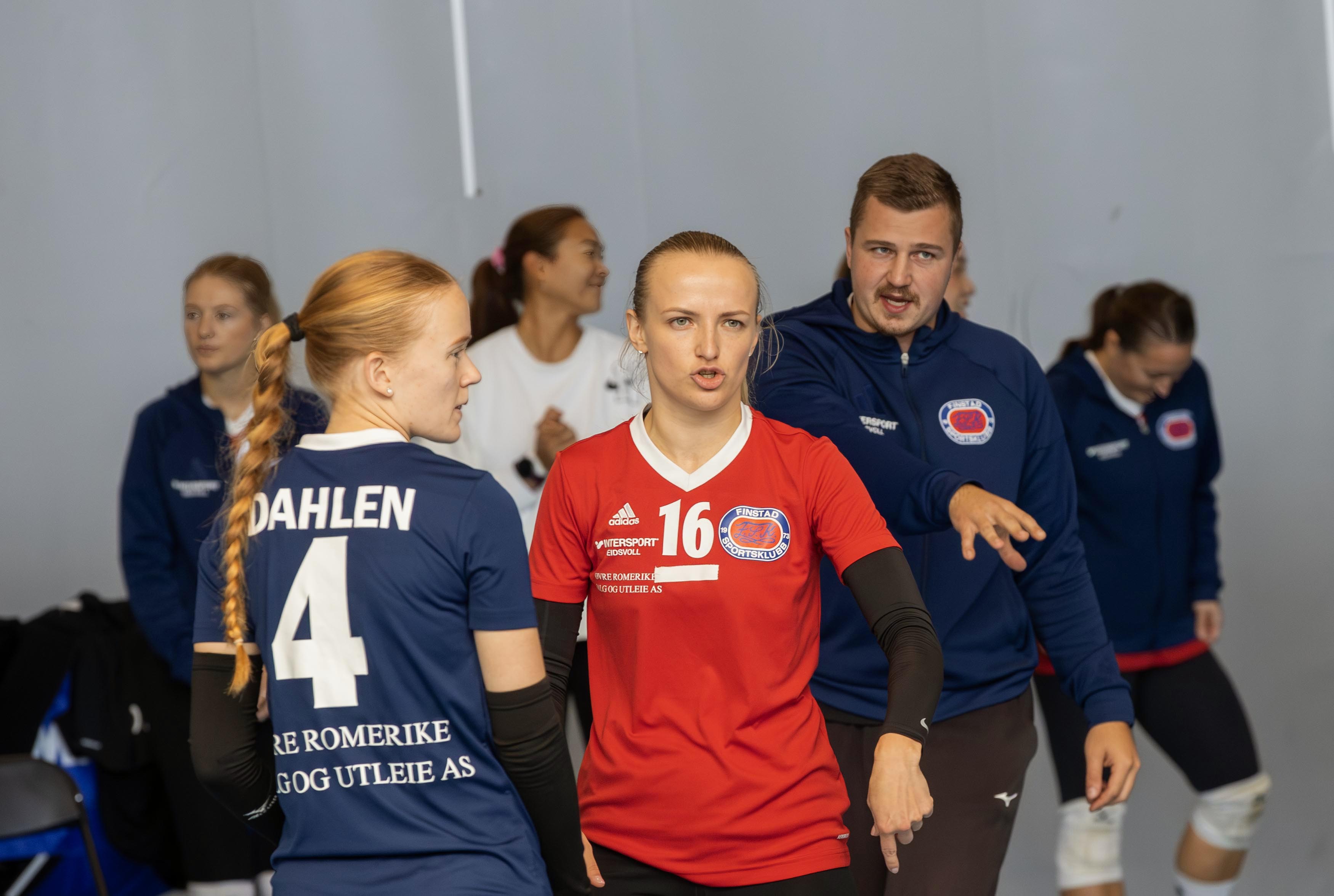 Finstad gjorde denne helgen rent bord på Vestlandet. Her fra hjemmekampen mot NTNUI 2 der Finstad vant 3-0. Fra venstre Karoline Ruud Dahlen (4), Sedija Gerda (16) og trener Jānis Dzenis