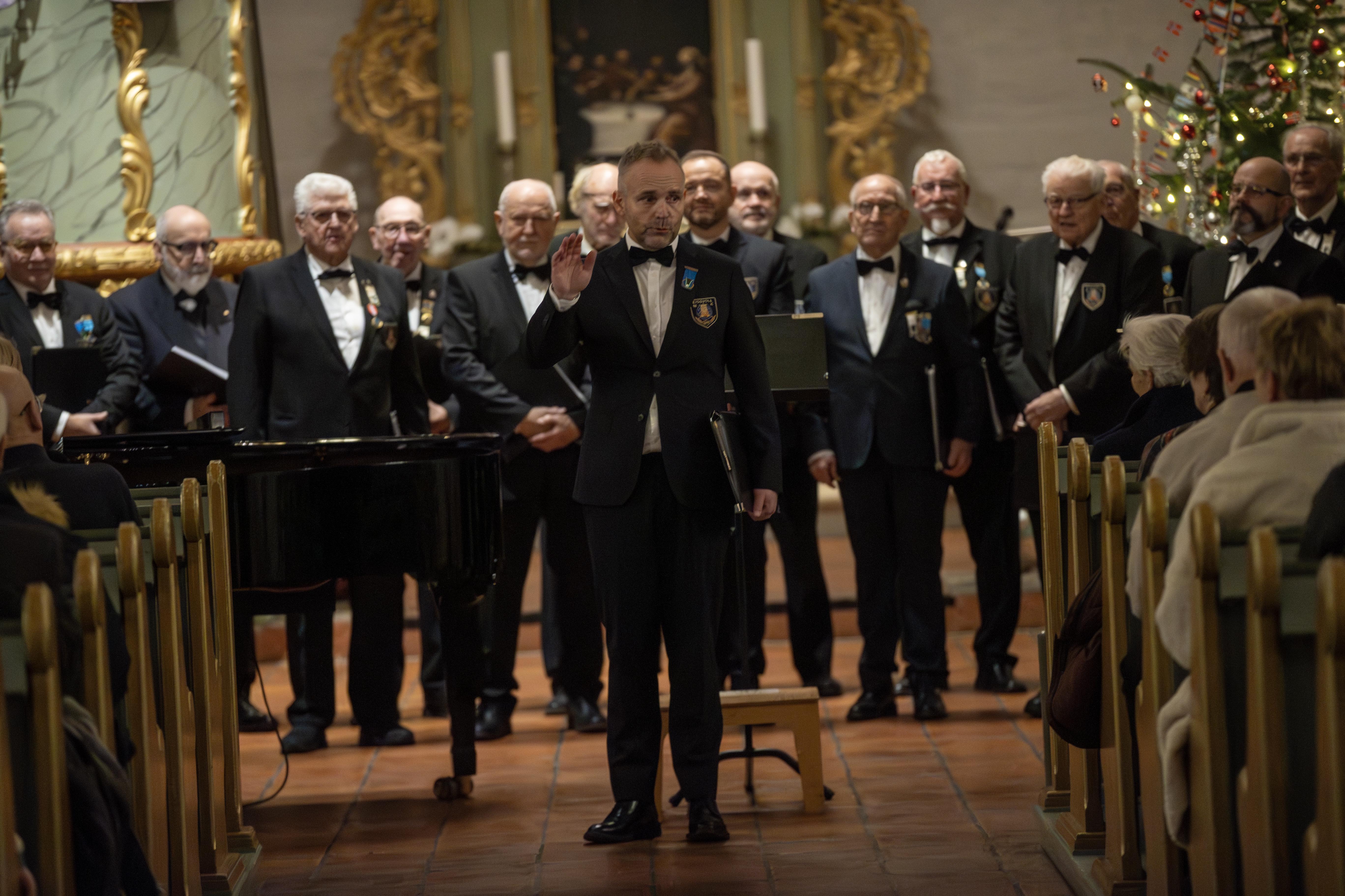 Leder i Eidsvoll Mannskor Hans Eirik Nilssen ønsket velkommen til den tradisjonelle julekonserten Leder i Eidsvoll Mannskor Hans Eirik Nilssen ønsket velkommen til den tradisjonelle julekonserten