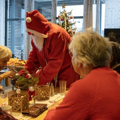 Jaget julen ut med trekkspill, trillebord og appelsinbåter Jaget julen ut med trekkspill, trillebord og appelsinbåter