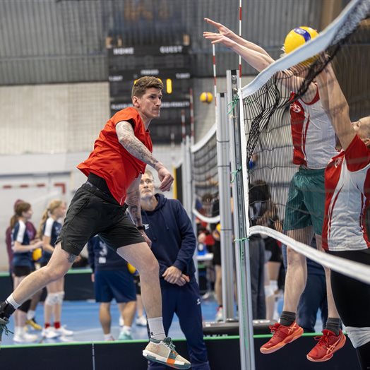 Vonde knær, ville smasher og en helt ny tradisjon i Råholthallen