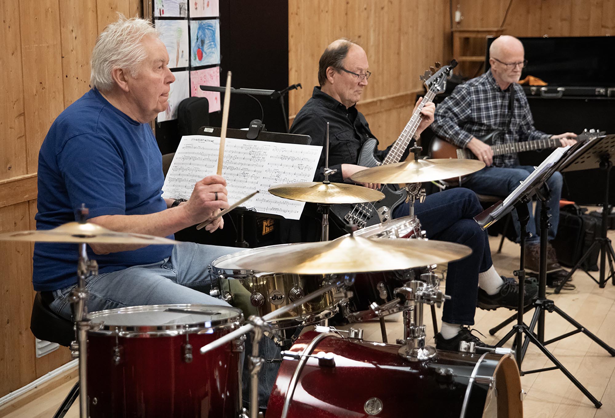 Sjefen på slagverk, Egil Arne Bakken (t.v.), sammen med Willy Skjellaug på bass og Per Gudmundsen på gitar