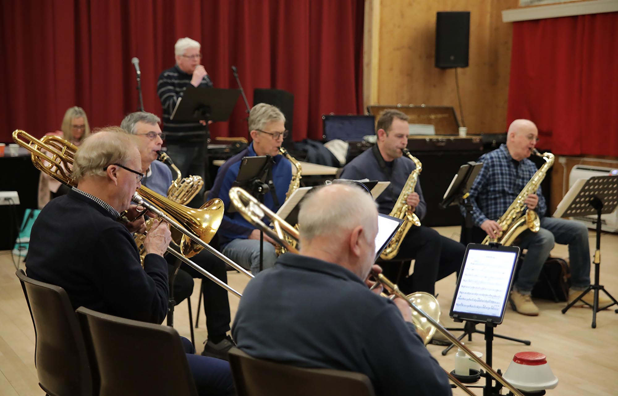 Her øves det til konsert og dansekveld. Treblås, messing, komp og vokal i skjønn forening