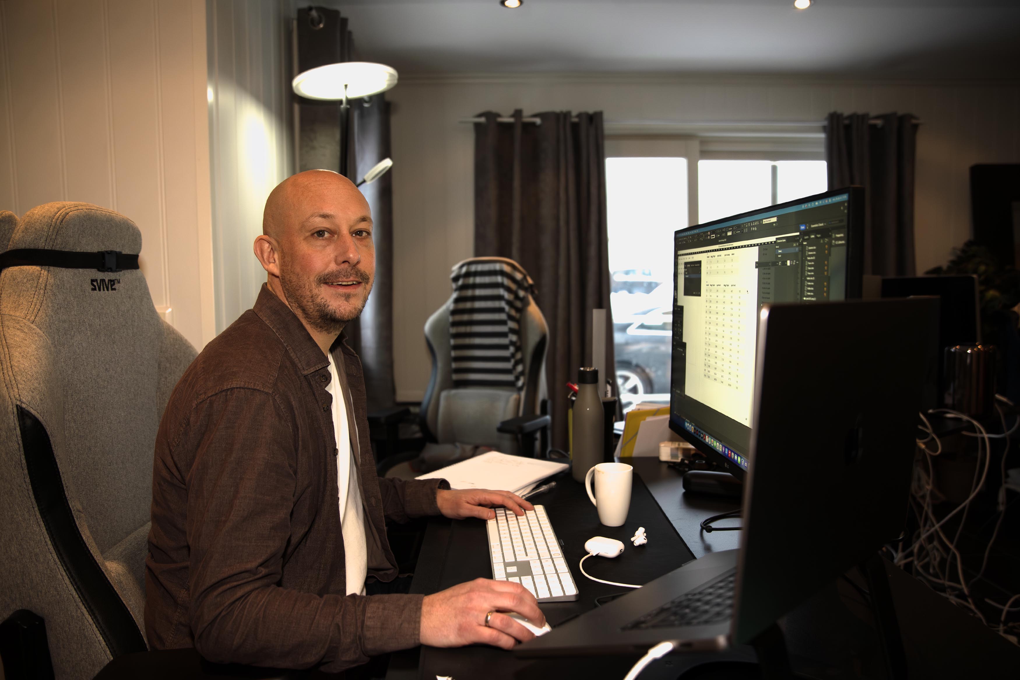 Åge Skjellum Bakken er opprinnelig fra Vågå og begynte i jobben i 2010. - Jeg trives veldig godt, sier 43-åringen som er bosatt på Dal Åge Skjellum Bakken er opprinnelig fra Vågå og begynte i jobben i 2010. - Jeg trives veldig godt, sier 43-åringen som er bosatt på Dal