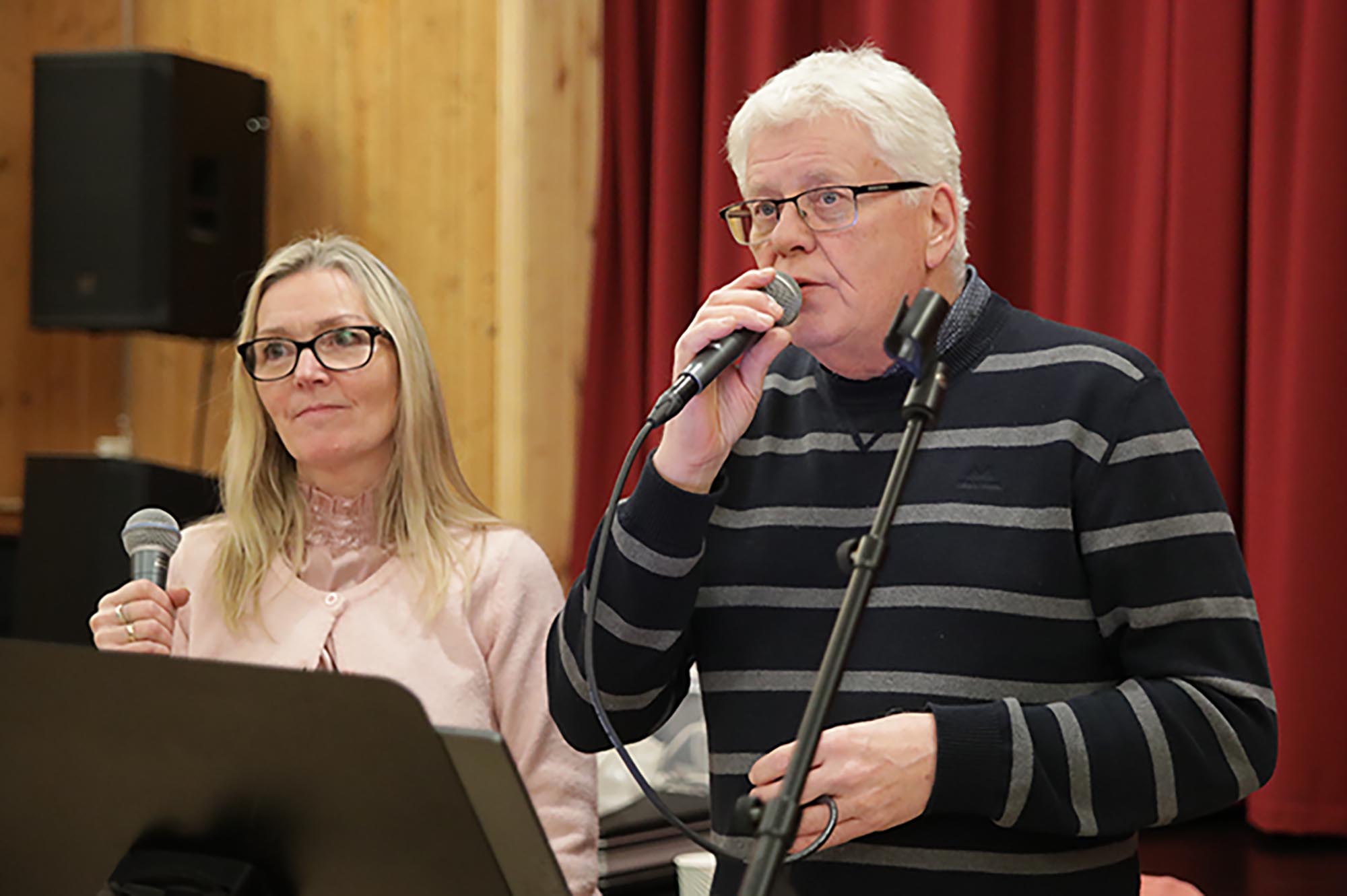 Vassarvens dyktige vokalister, Anne Mette Sveum og Svein Johansen, gleder publikum med vakker solosang og flotte duetter