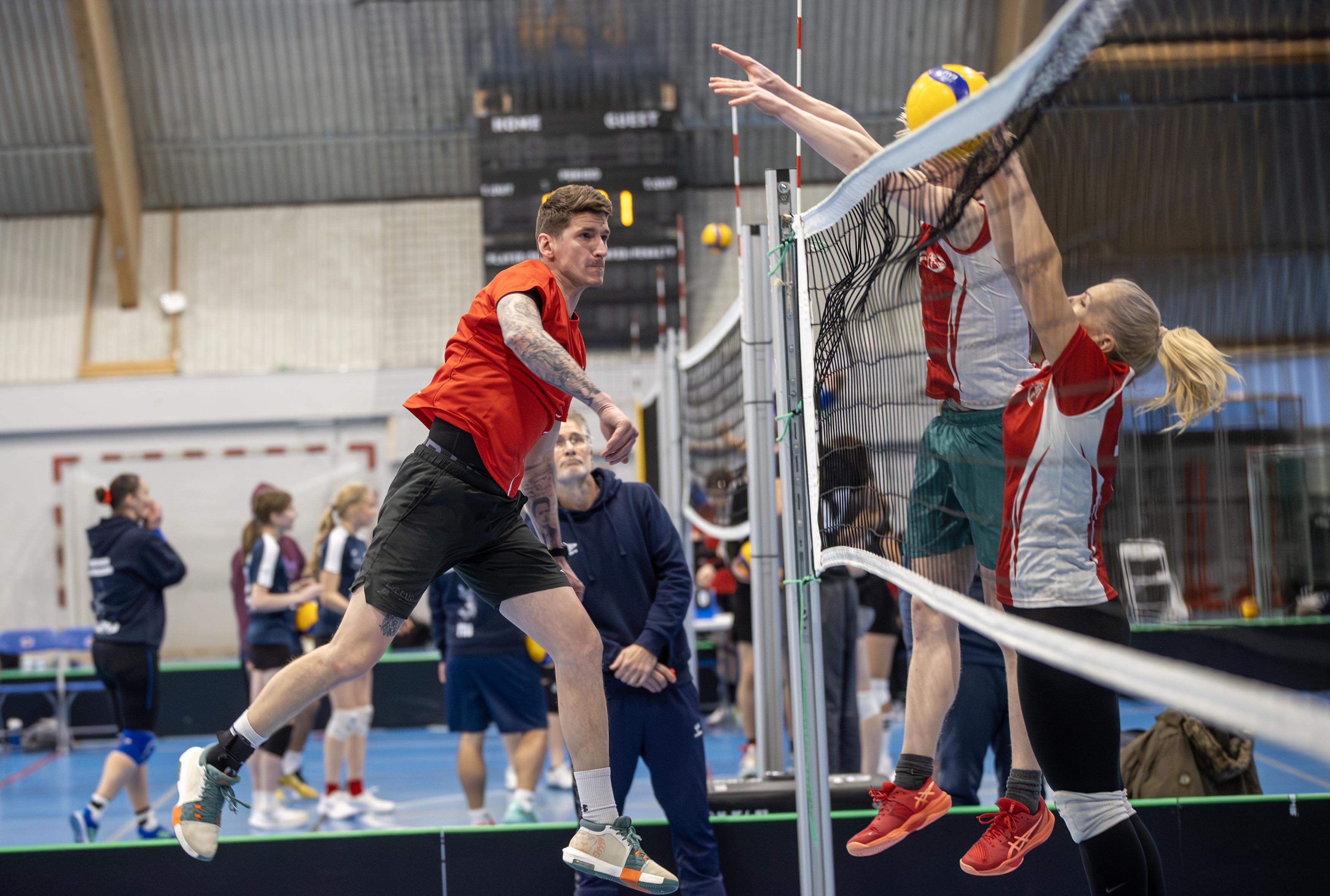 Laurynas Grainys fra Finstad Sportsklubb i angrep mot blokka til LF volleyball