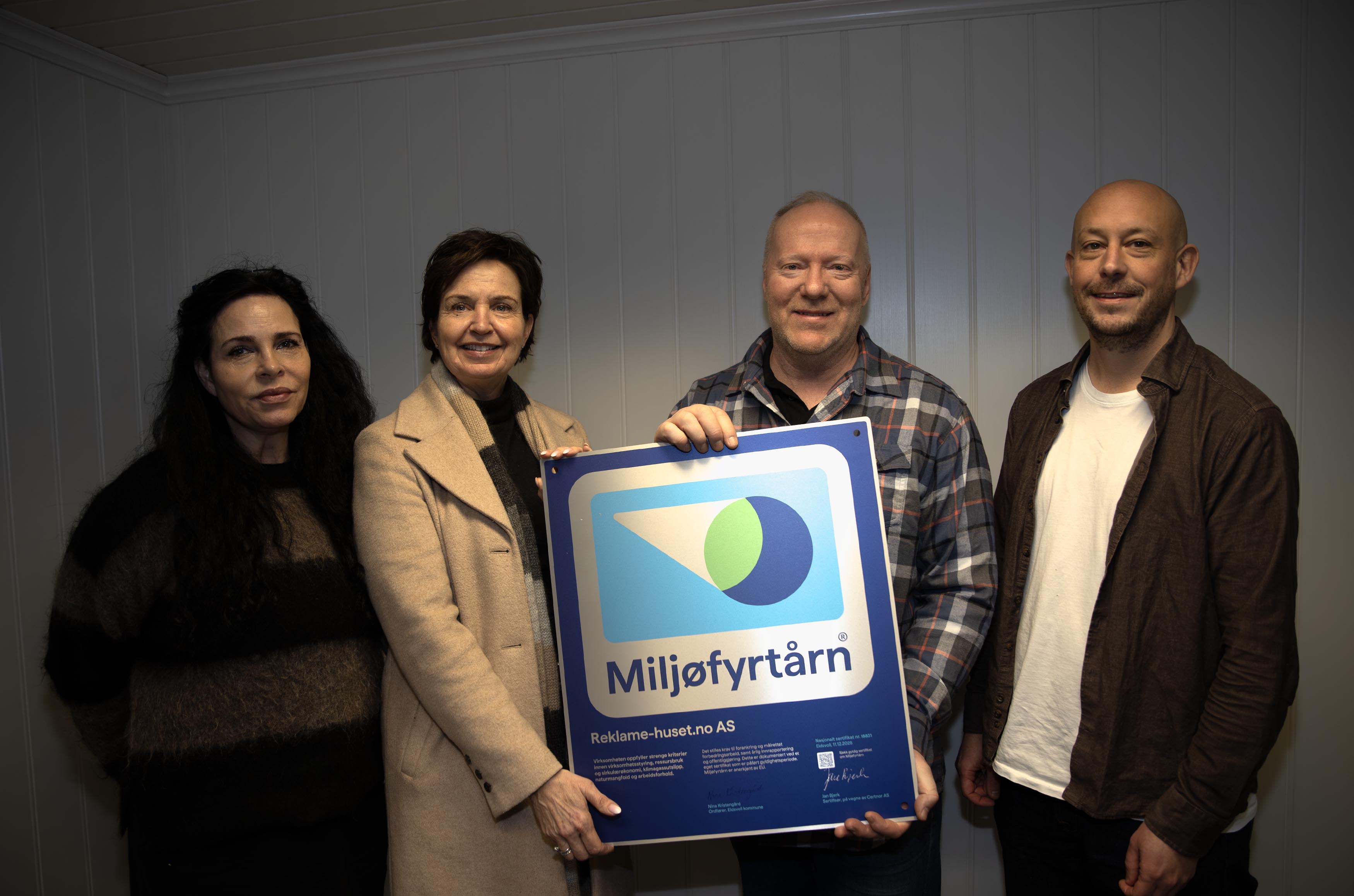 - Gratulerer med sertifiseringen, sier ordfører Nina Kristengård, som har vokst opp bare et steinkast fra der Reklame-Huset holder til. Fra venstre Tone Røe Skaar, Nina Kristengård, Olav Granly og Åge Skjellum Bakken - Gratulerer med sertifiseringen, sier ordfører Nina Kristengård, som har vokst opp bare et steinkast fra der Reklame-Huset holder til. Fra venstre Tone Røe Skaar, Nina Kristengård, Olav Granly og Åge Skjellum Bakken