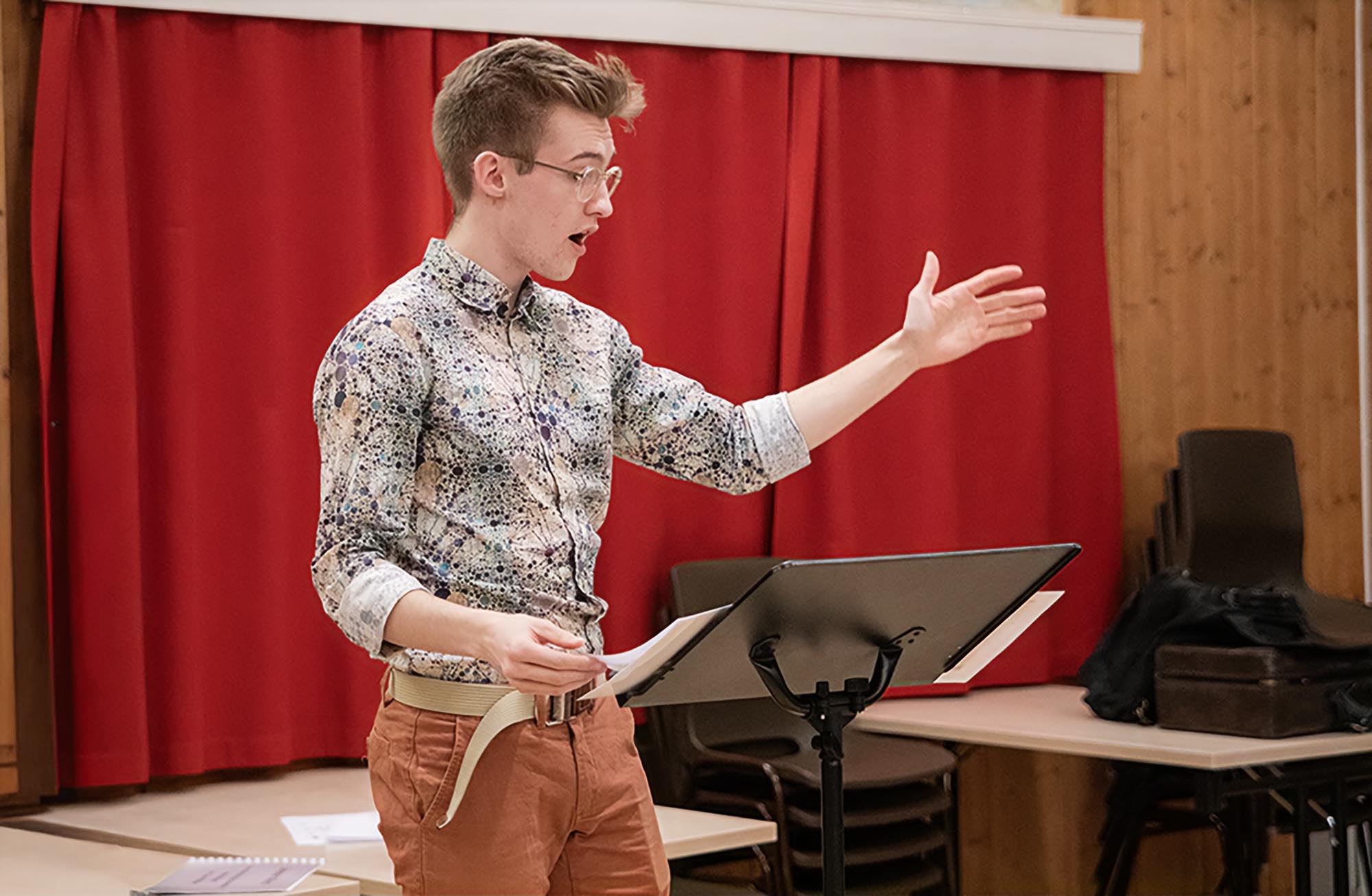 Dirigent Amund Brynjulvsrud Haug trives godt som musikalsk leder i storbandet, og leder musikantene med stø hånd. Han trakterer selv flere instrumenter, og har waldhorn som hovedinstrument