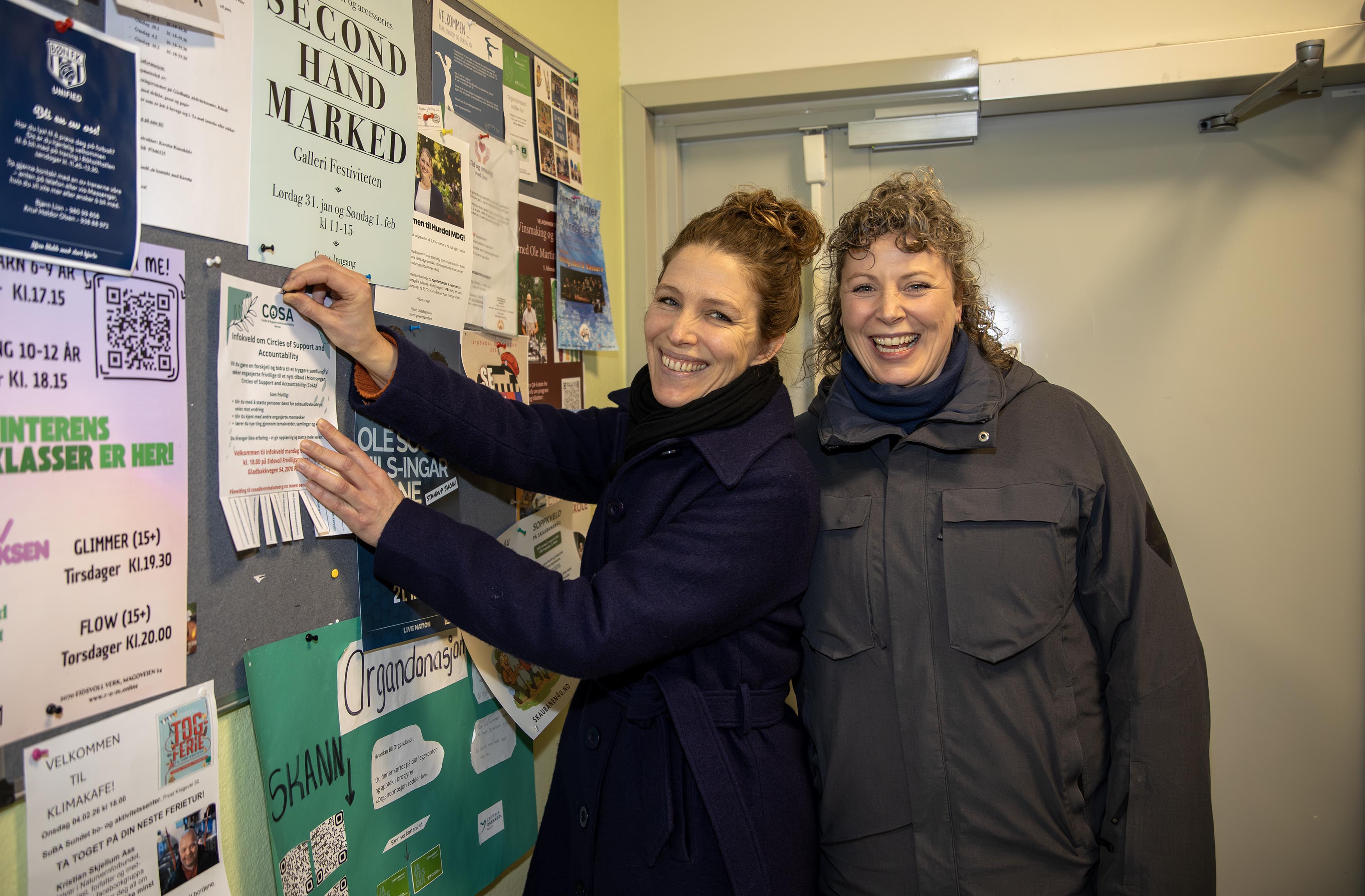 Henger opp plakater på Amfi. Vi gjør det på gamlemåten sier Katrine Fjørtoft og Maren Ziegler Riis Henger opp plakater på Amfi. Vi gjør det på gamlemåten sier Katrine Fjørtoft og Maren Ziegler Riis