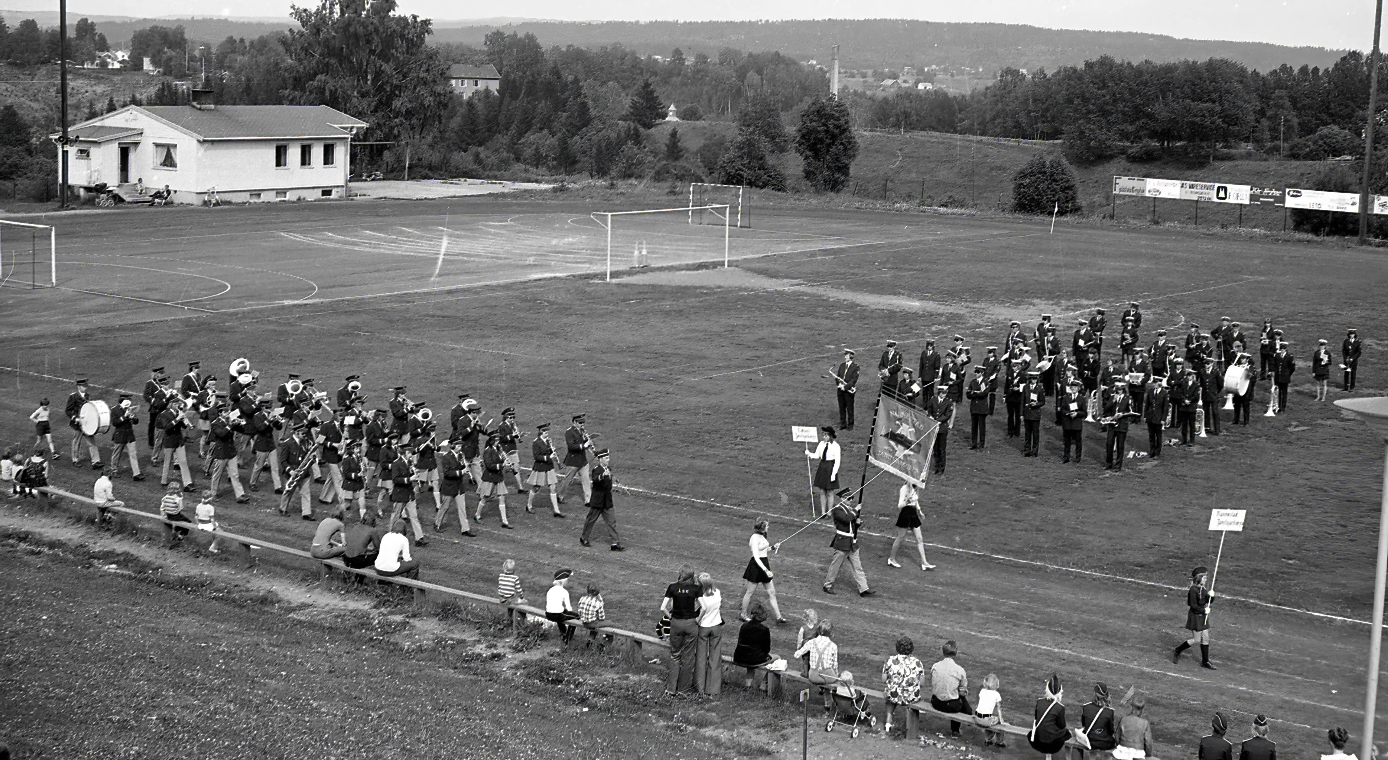 Fra korpsstevnet på Eidsvoll stadion i 1974 Fra korpsstevnet på Eidsvoll stadion i 1974