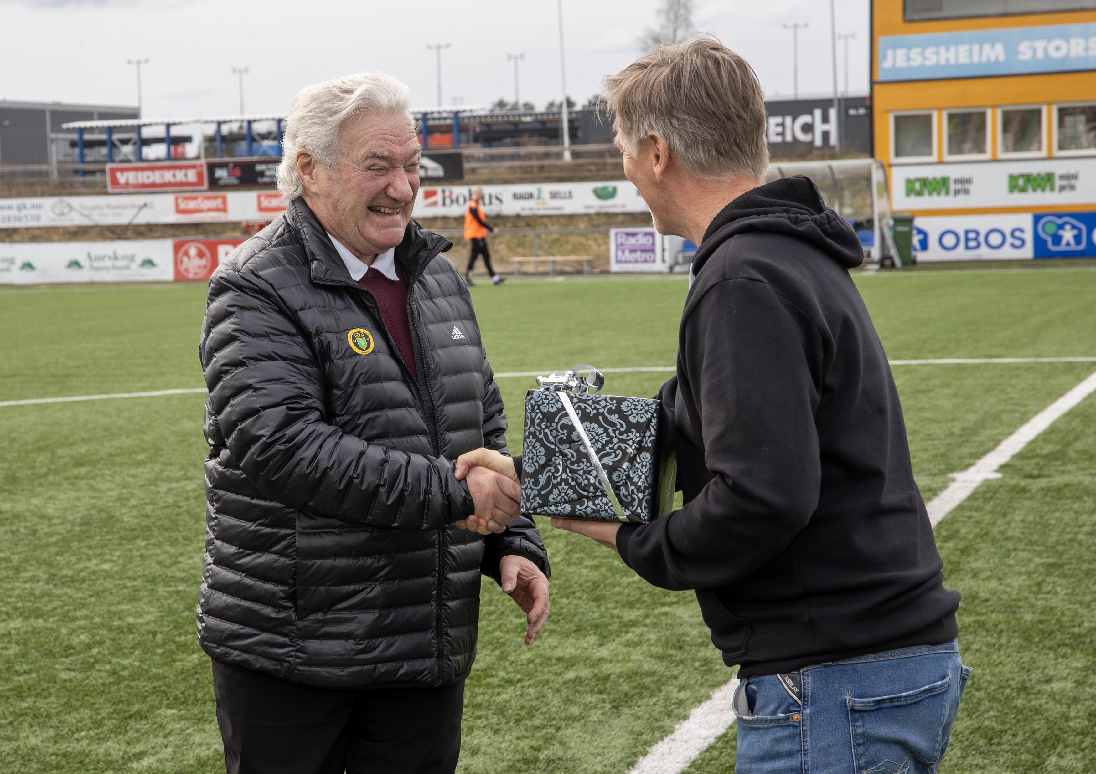 I pausen mellom Kisa og Hønefoss ble Cato Strømberg hedret med æresmedlemskap av Kisa og styreleder Kjell Bråthen