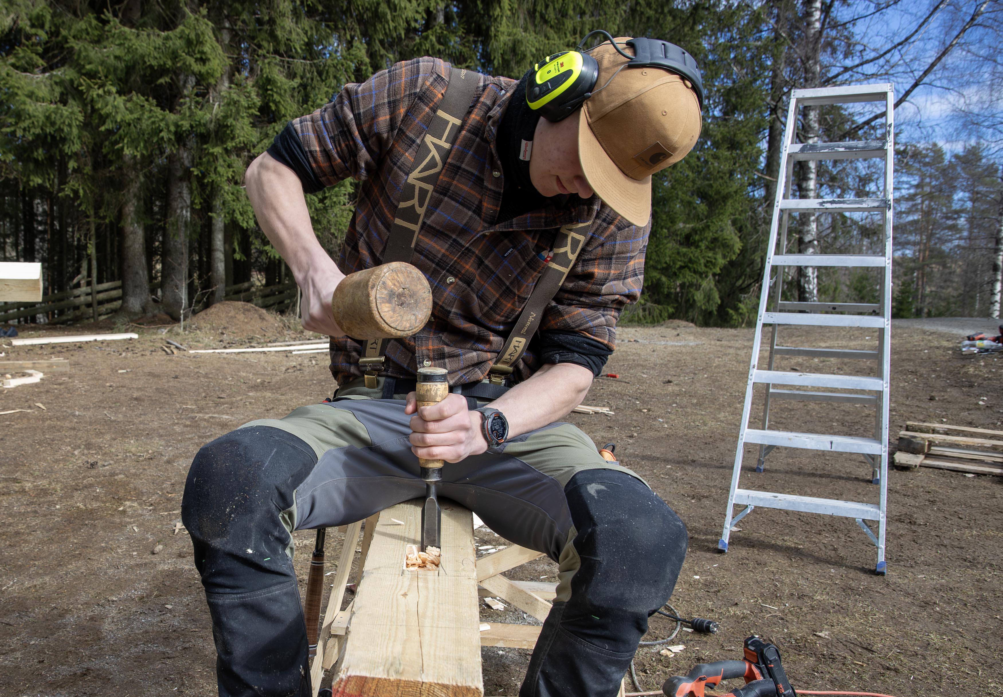 Henrik Arnesen Kristengård og de andre elevene lager smie på gamlemåten