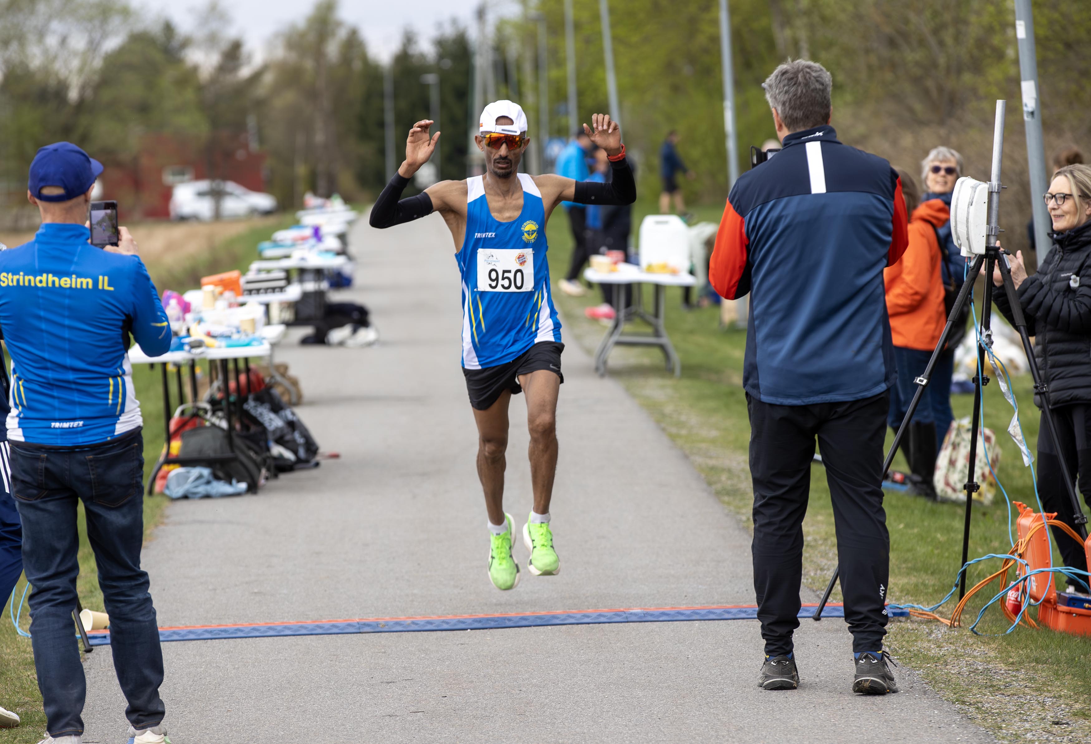 Ebrahim Abdulaziz jubler for NM-gull, men løp videre - til nærmeste toalett