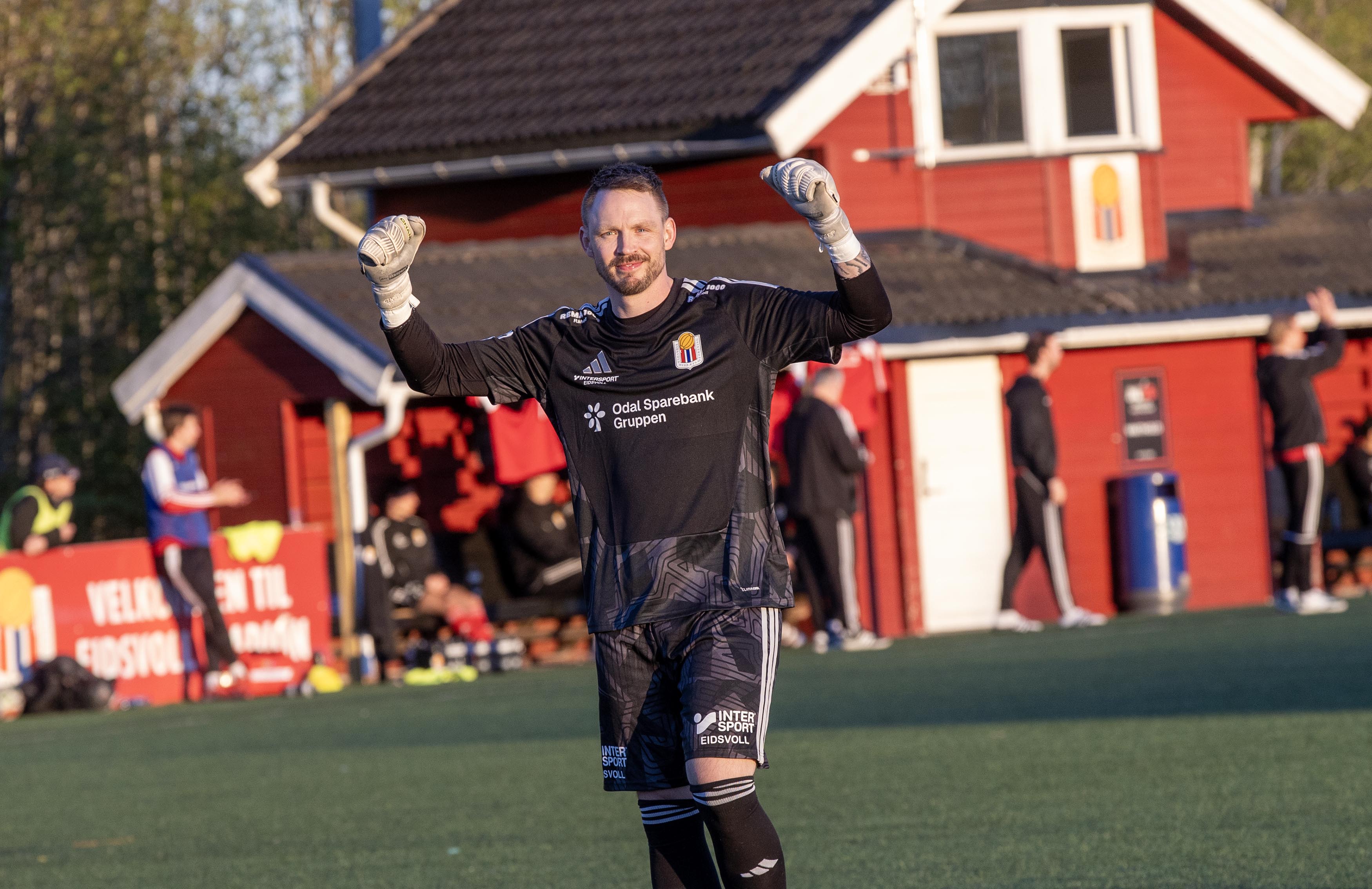 Keeper Glenn Wilsgård sto nok en god kamp for hjemmelaget. Her jubler 34-åringen etter at Jokaim Madsen har økt til 2-0