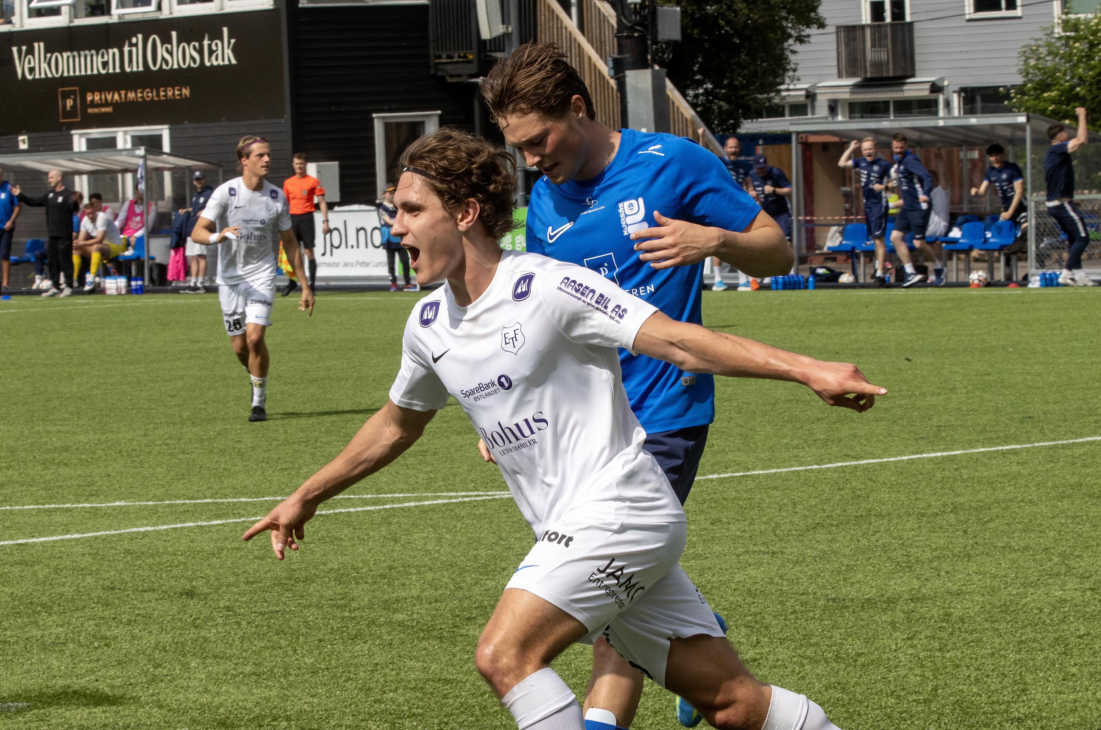 Runar Frøhaug Johnsen har nettopp satt inn 3-0 til Eidsvold Turn, og hjemmepublikummet tror knapt nok det de ser