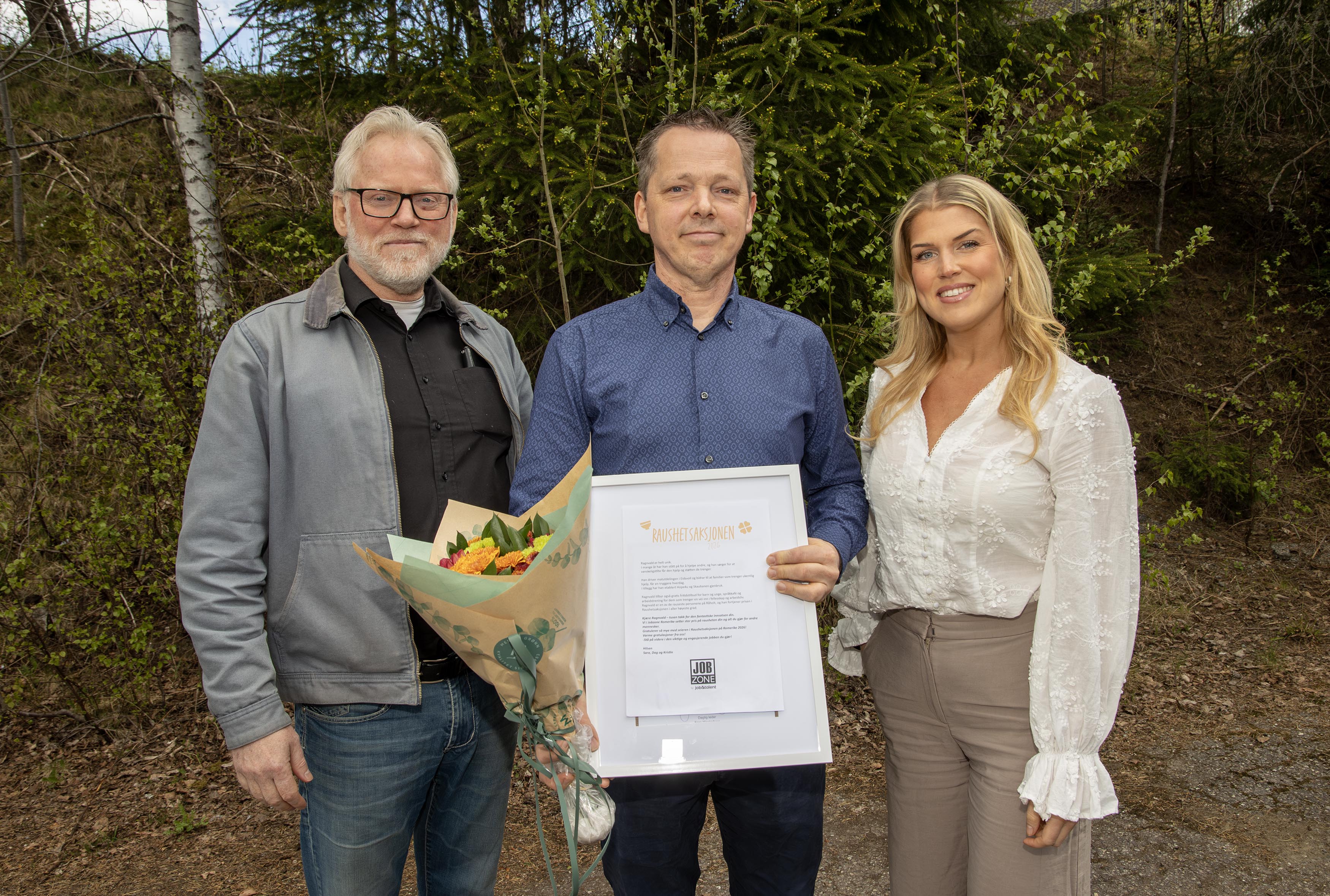 Fra venstre senior parter hos Jobzone Jessheim Dag Holen, prisvinner  Ragnvald Holst-Larsen og daglig leder hos Jobzone Jessheim Sara Westerberg