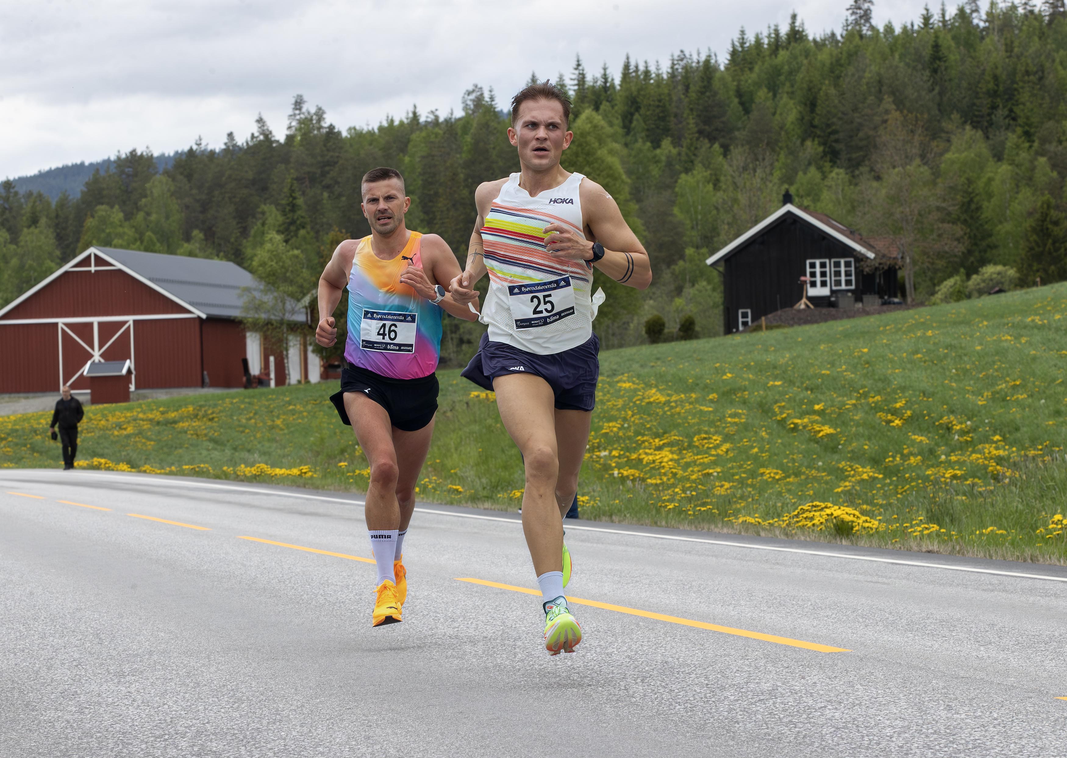 500 meter før mål tauer Kristian Brenni på ikke ukjente Kristian Ulriksen. Brenni slo Ulriksen med 11 sekunder herfra og inn