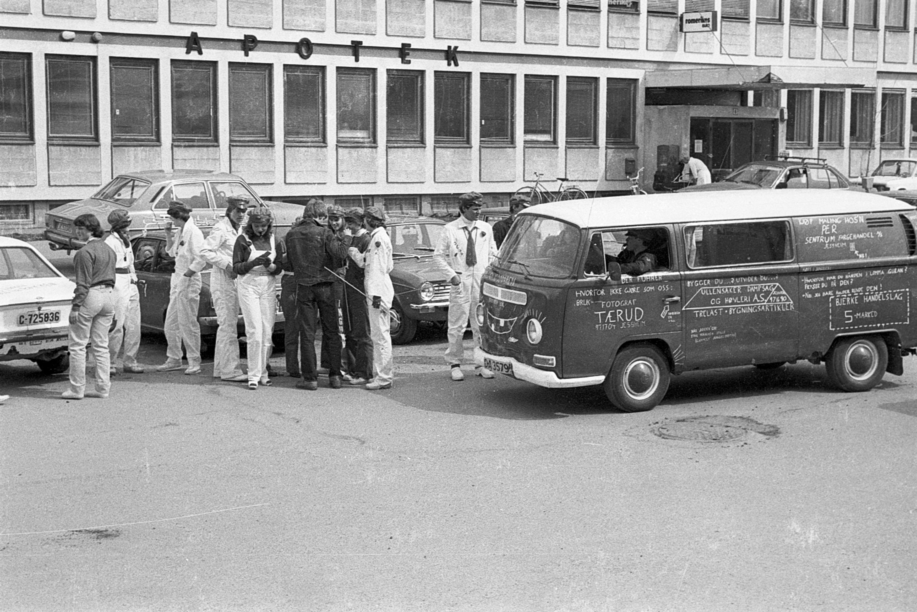Eidsvollrussen 1983 utenfor apoteket i Sundet
