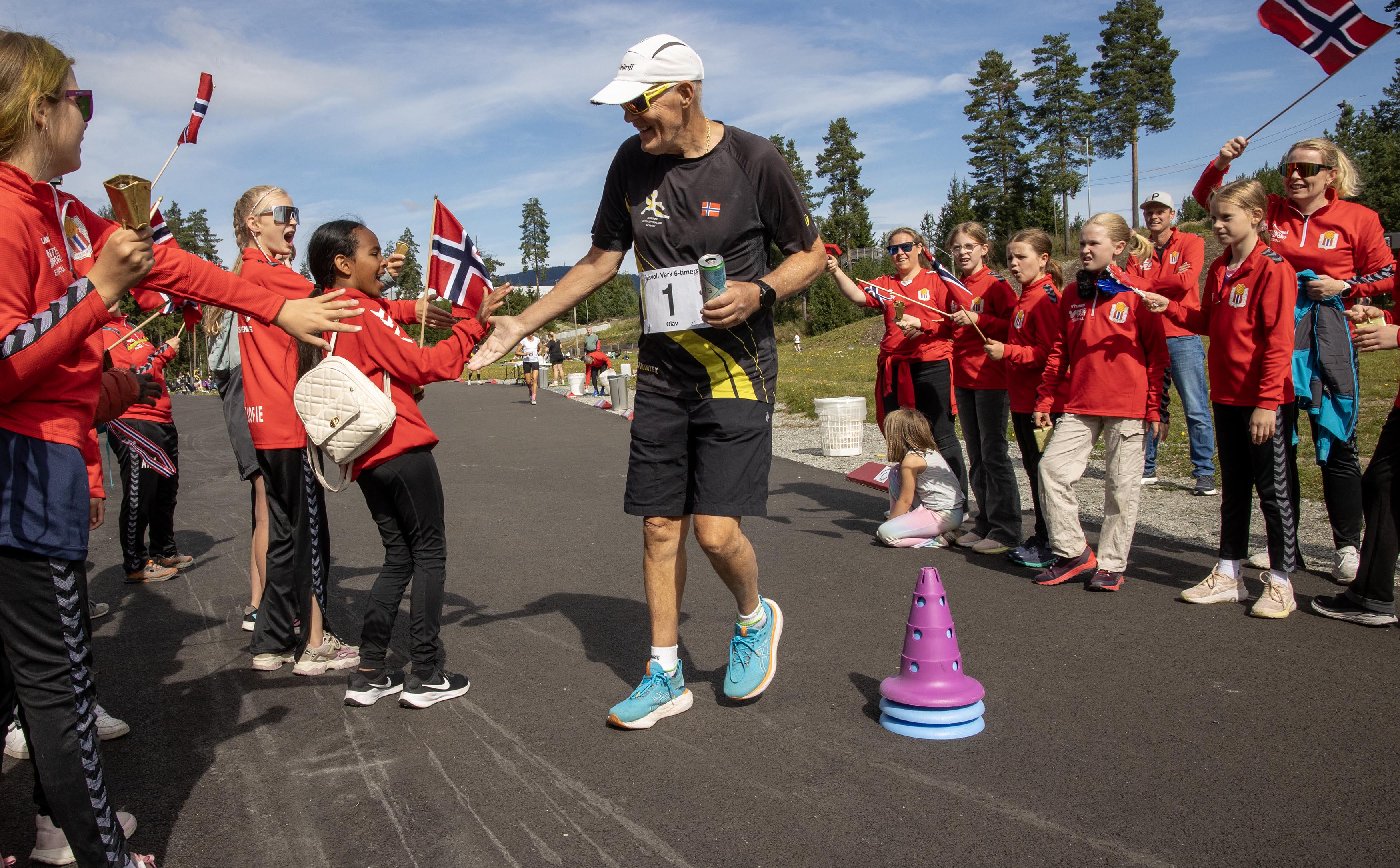 Olav Engen er en av ultrapionerene i Norge. Her har 76-åringen holdt på i over fire timer og får velfortjent jubel av entusiastiske EIFere