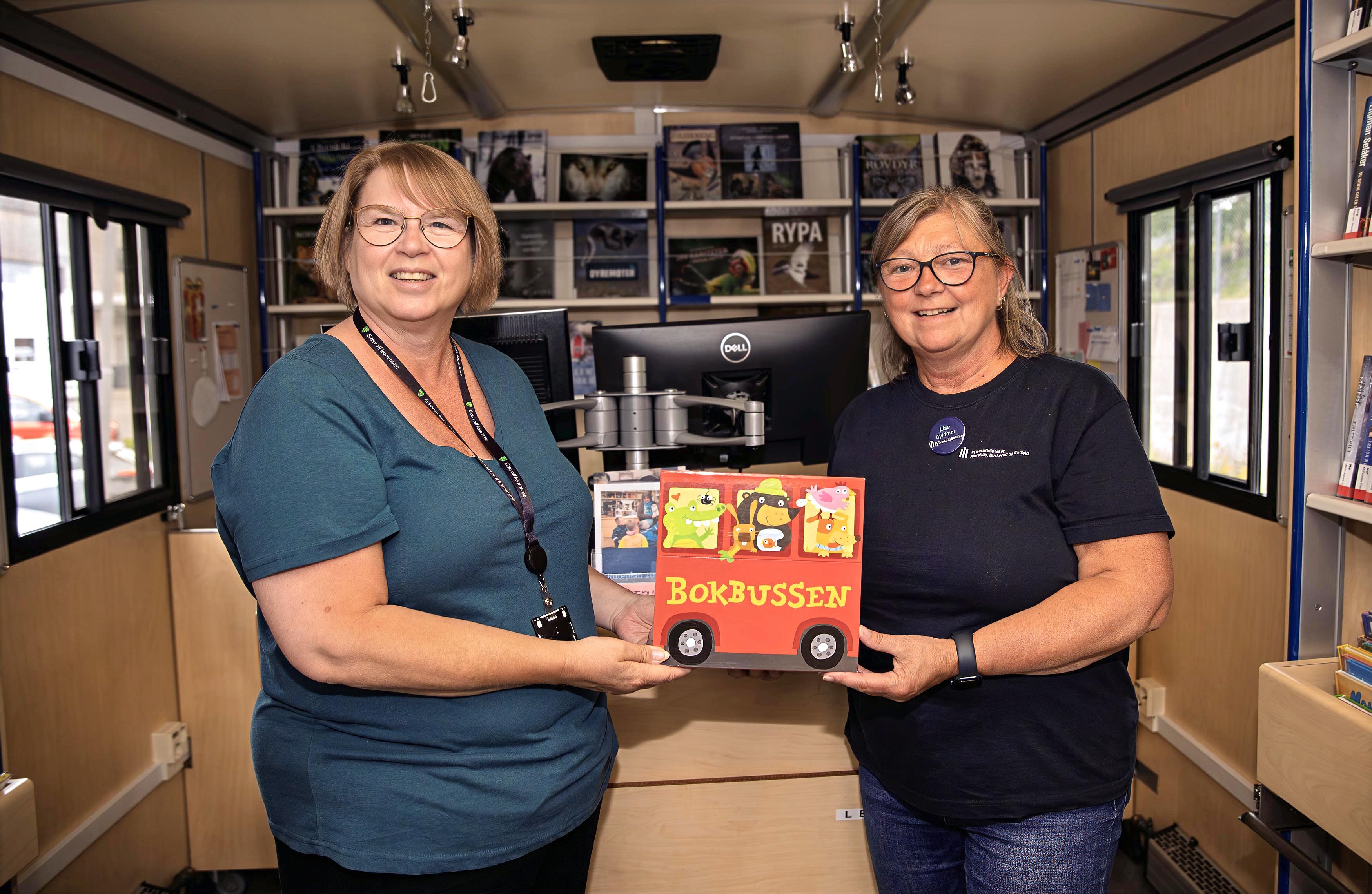 - Det hender det glipper og vi kaller tilbudet for bokbussen, sier Lise Gyldmar og Elisabeth Alnes.
