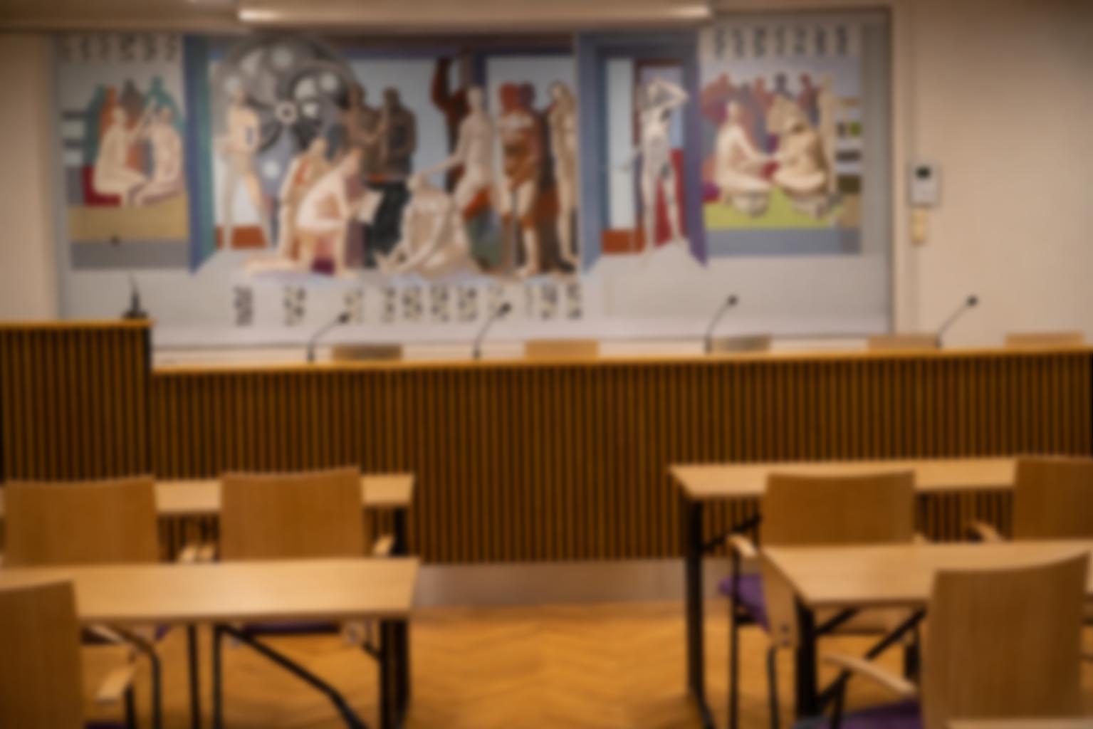 Det er ikke noe galleri i kommunestyresalen, men det er likevel plenty med plass