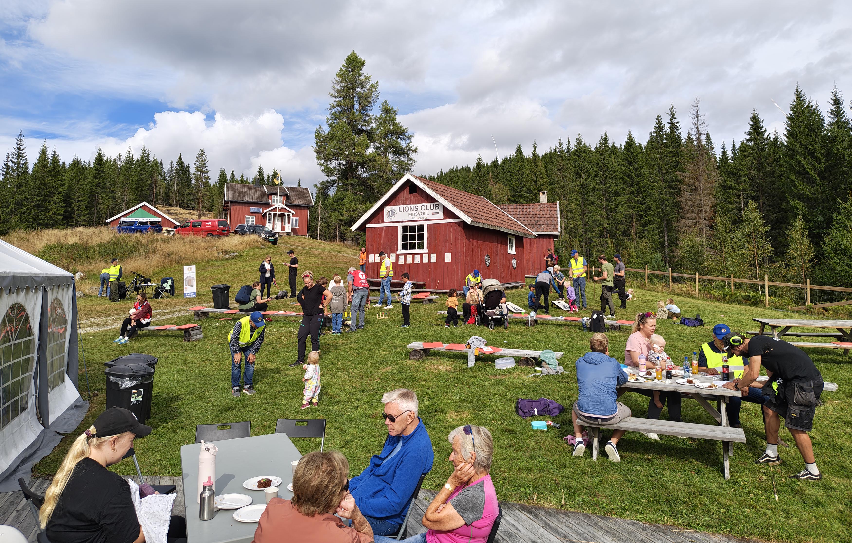 Det var et yrende folkeliv i Gullverket søndag