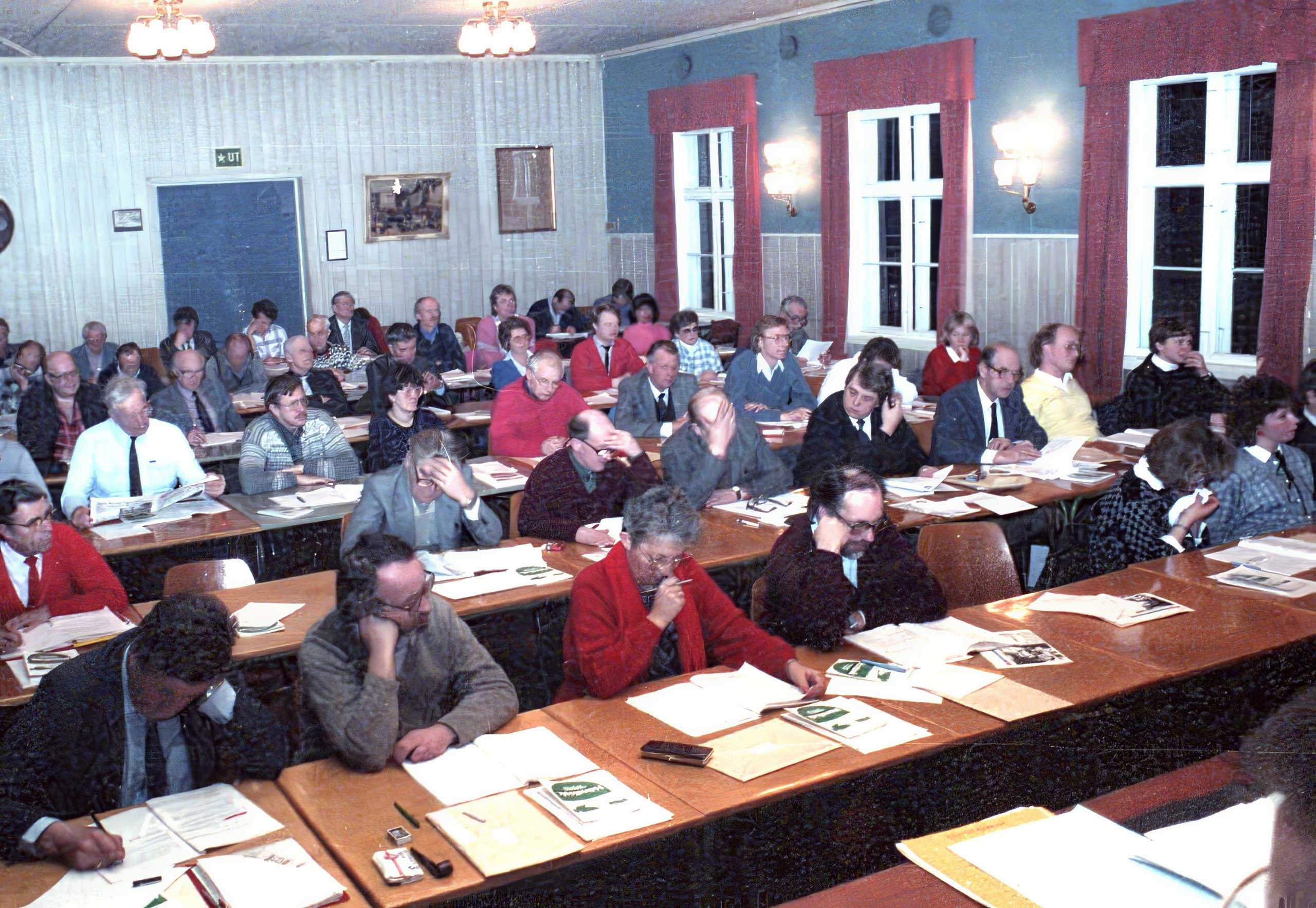 Det står respekt av folkevalgte som setter kloakken til folk foran kontorene til seg selv. Her fra et kommunestyremøte i februar 1987