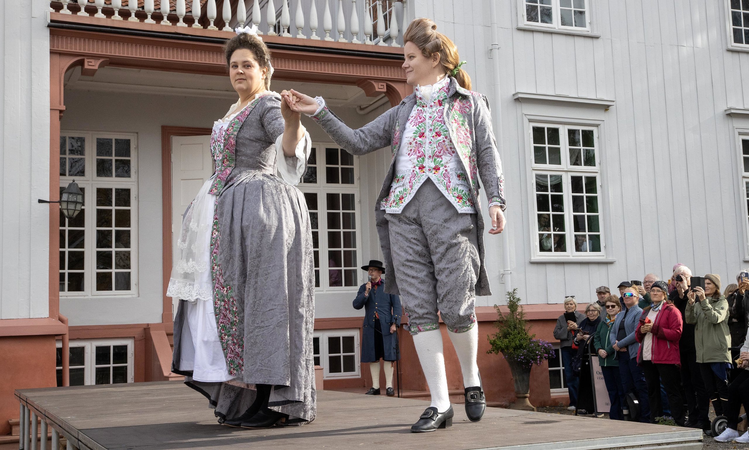 Draktparaden startet med drakter fra 1770-årene...