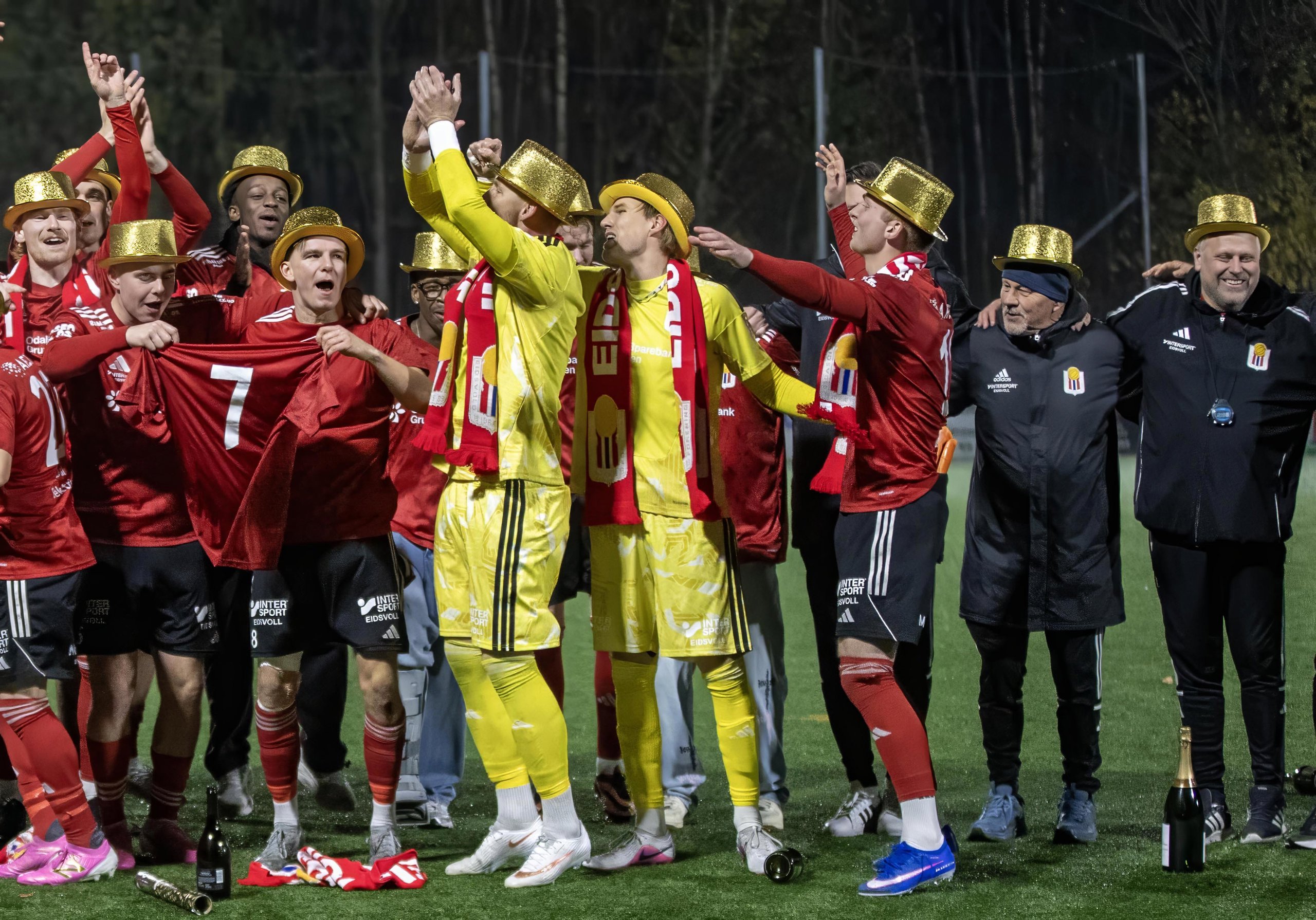 I jubelen etter etter kampen holdt trener Ole Anders Arntsen og støtteapparatet seg godt ute på siden