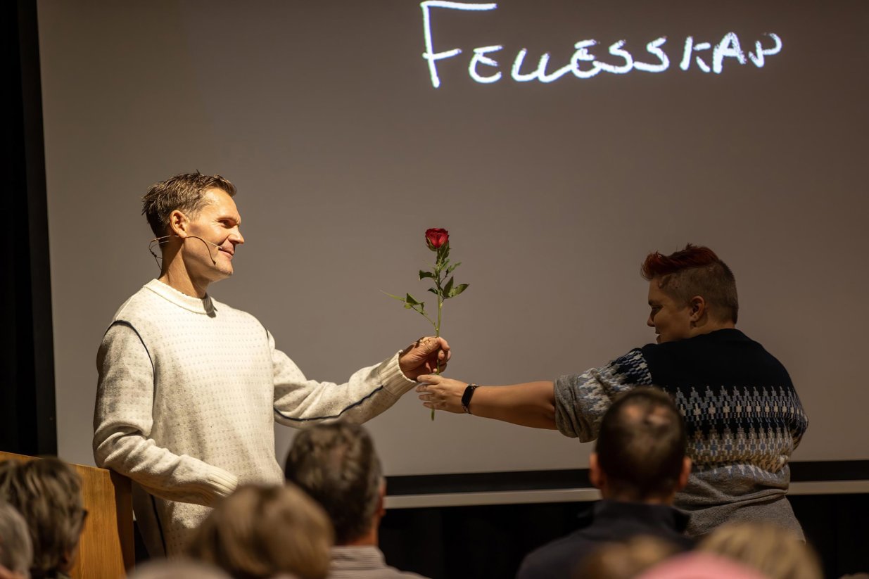 Etter foredraget fikk Øystein Pølsa Pettersen en rose av Ebba Frantzen