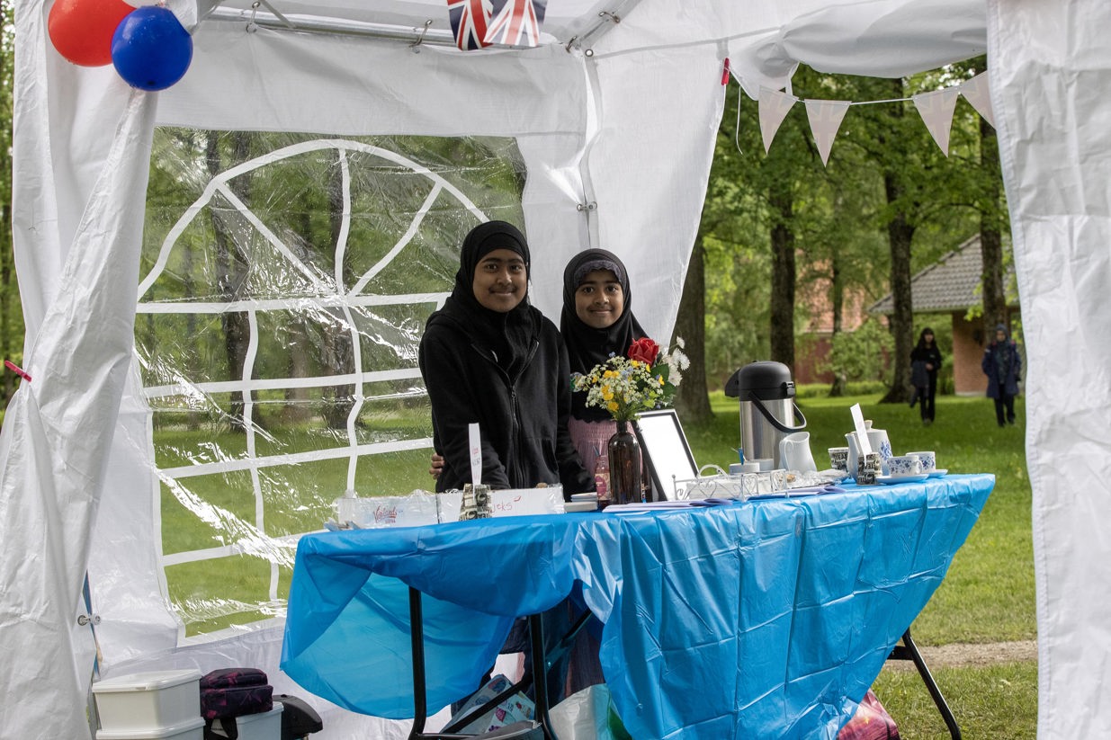 Aisha og Fatima fra Desi hadde bakt intet mindre enn 400 kjeks og Scones