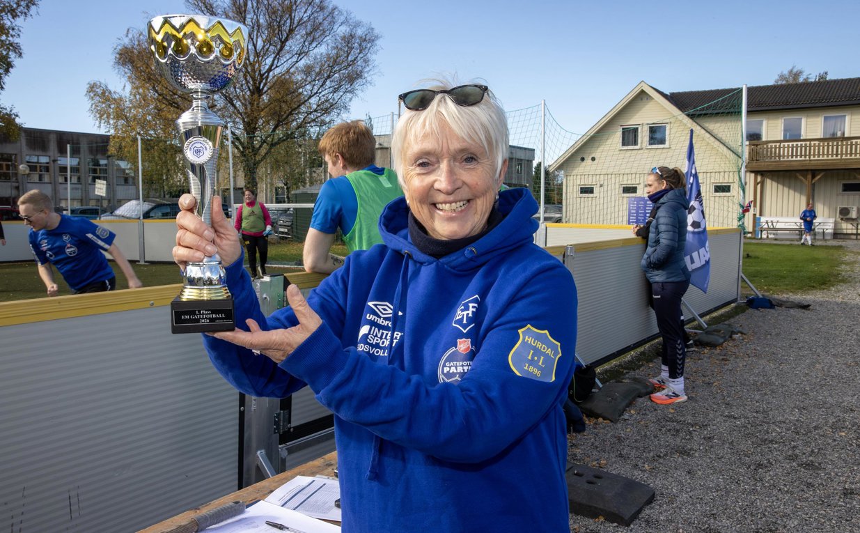 Odny Kristine Buraas med pokalen som Lillehammer Gatefotball stakk av med etter å ha slått Øvre Romerike Gatefotball i finalen