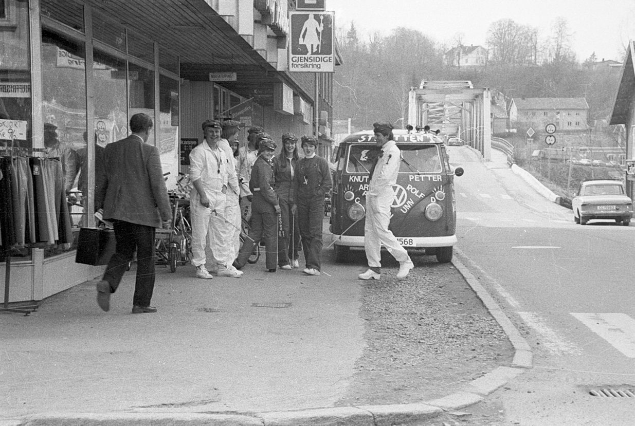 Sundet med eidsvollrussen anno 1983. Strutten folkevognbuss