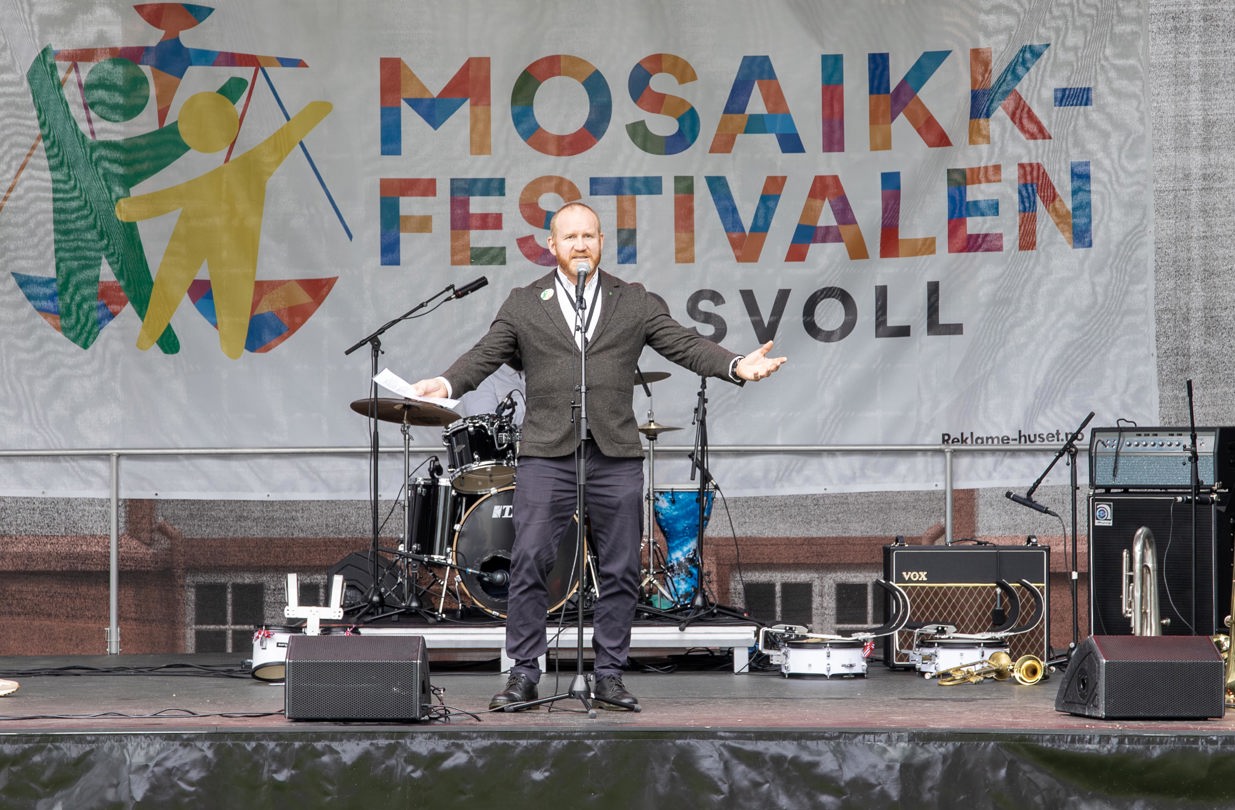 Kommunalsjef for kultur og medborgerskap i Eidsvoll Håvard Stamsø-Ellingsen holdt orden på alle innslagene på scenen