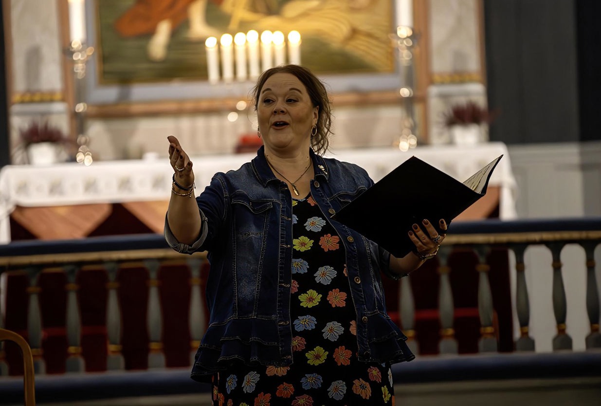 Linn Asak Andersen er en av fire glade lerker som skal underholde i Herredshuset lørdag kveld