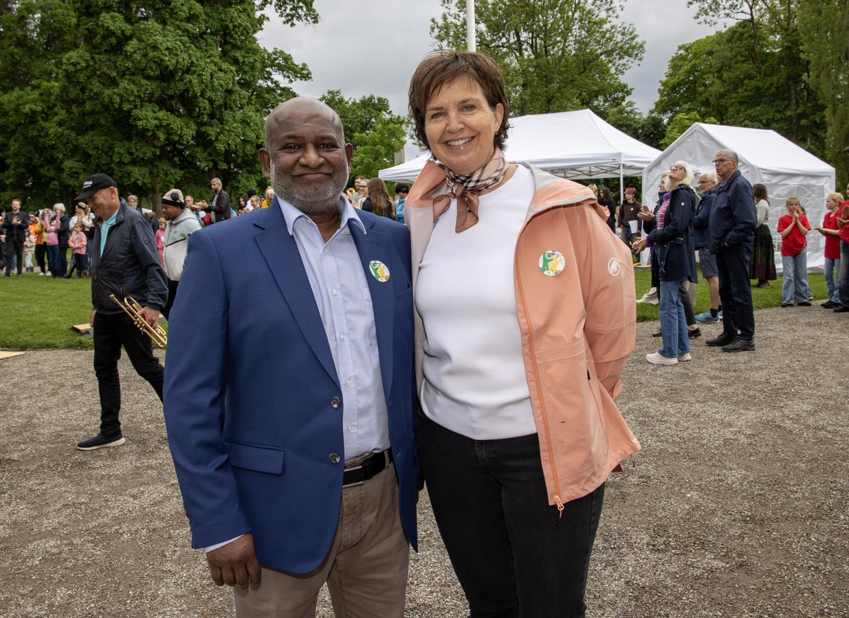 Leder for Mosaikkfestivalen Pararajasingam Paranthaman og ordfører Nina Kristengård åpnet festivalen med sterke taler fra scenen foran Riksbygningen
