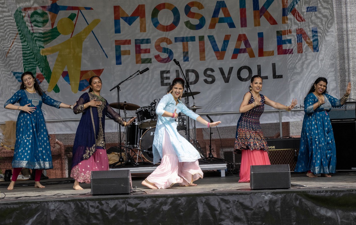 Fargerikt. Indian Rhythms foran Eidsvollsbygningen