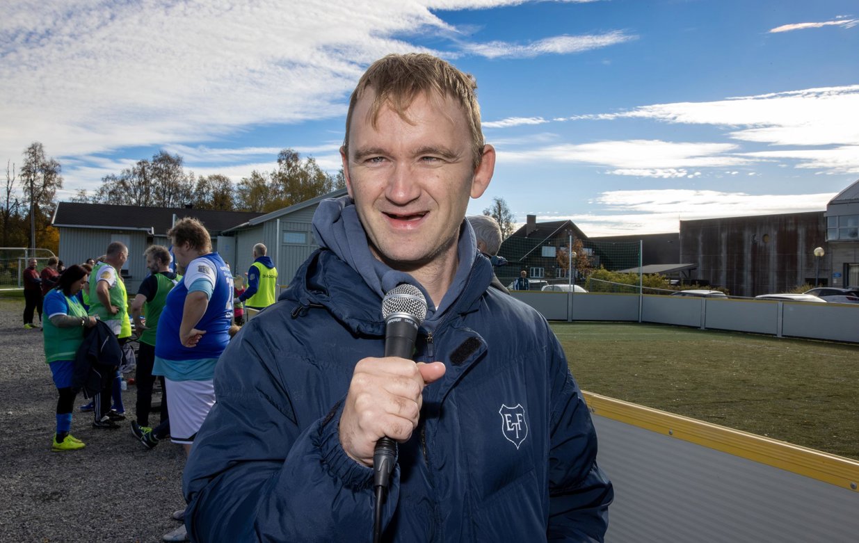 Stian Melby var speaker, og kommenterte hvert spark på ballen - nesten
