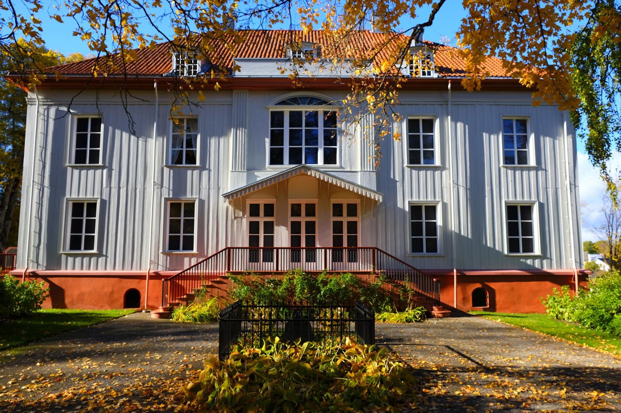 Riksbygningen tar seg fint ut i høstfarger.
