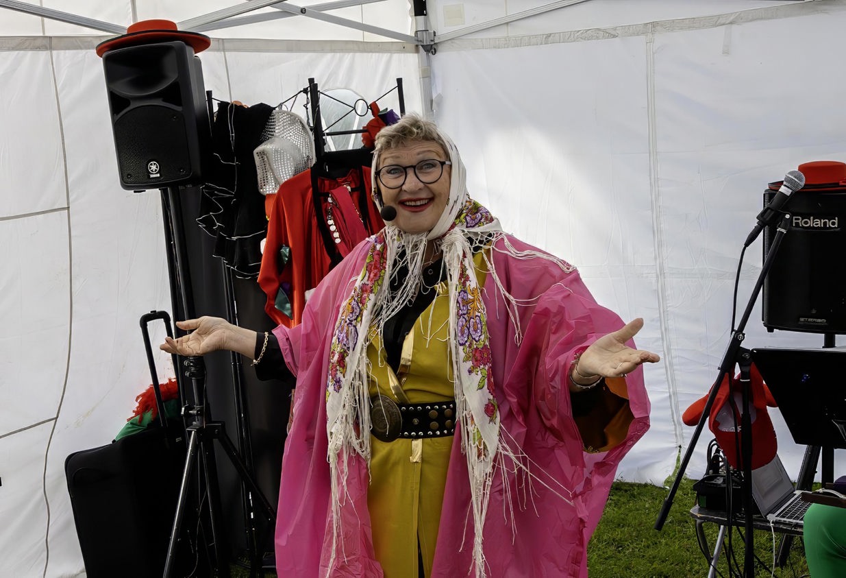 Vi holdt på å si  - slik er det vanlig å se Anita Nyhagen. Lørdag kveld skal imidlertid Anita holde seg i bakgrunnen