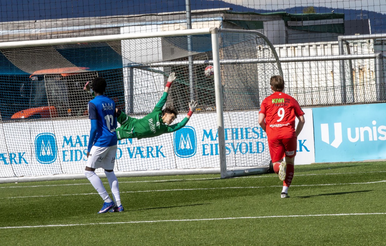 Turn-keeper Mehmet Rrahmani gjorde det han kunne for å redde skuddet fra Kim Brenna