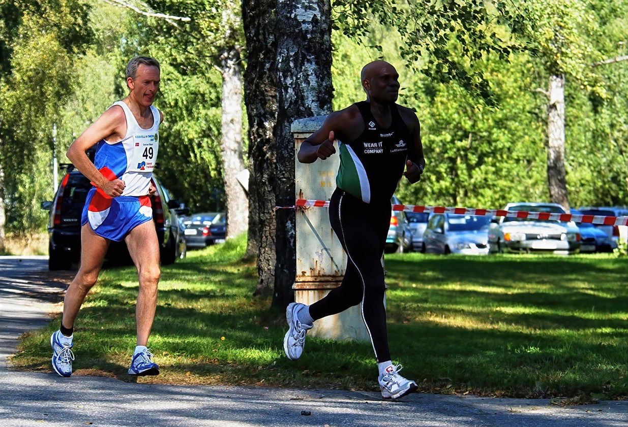 Til og med legenden Henry Rono har vært med på Eidsvoll 6-timers. Året var 2007 og her ser vi Henry drar på Råholt-karen Steinar Skaar