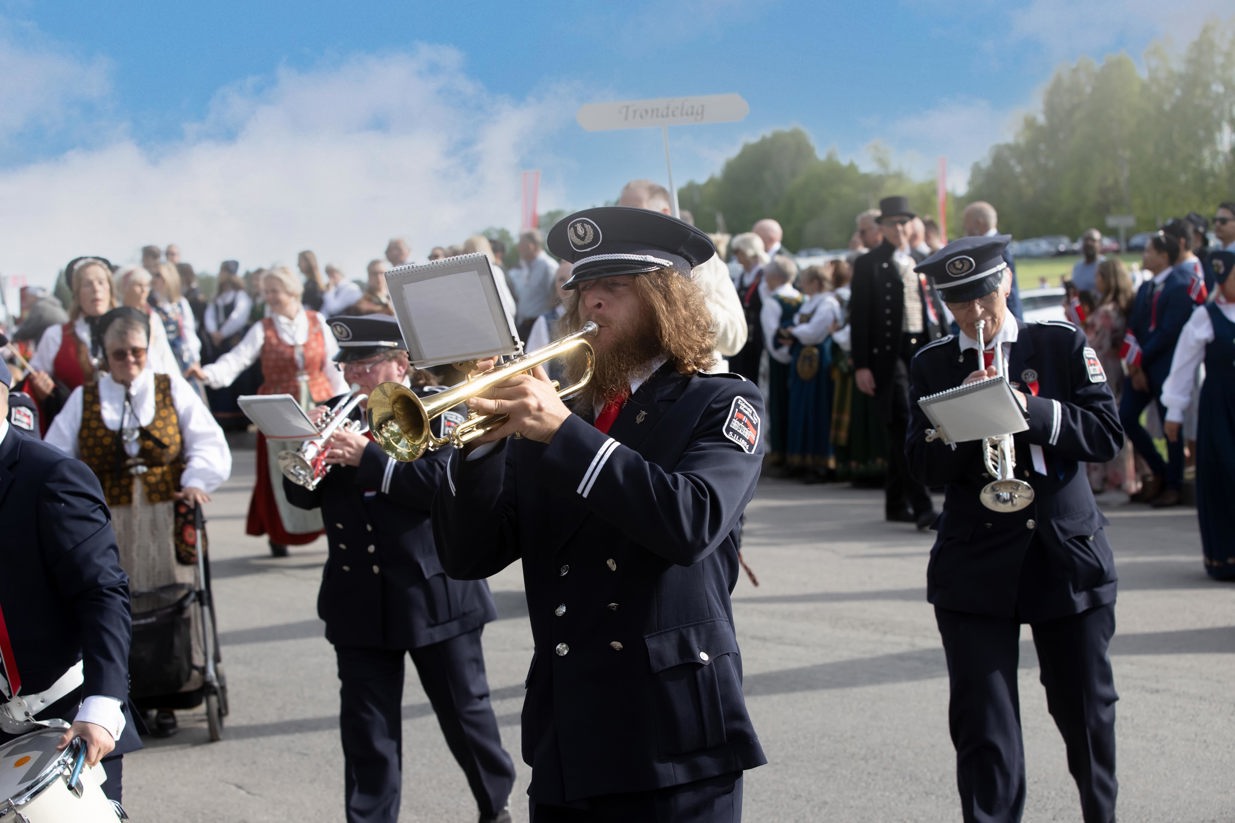 Eidsvold Værk Musikkorps spilte i bunads- og drakttoget i 2025 - noe de også skal gjøre i år