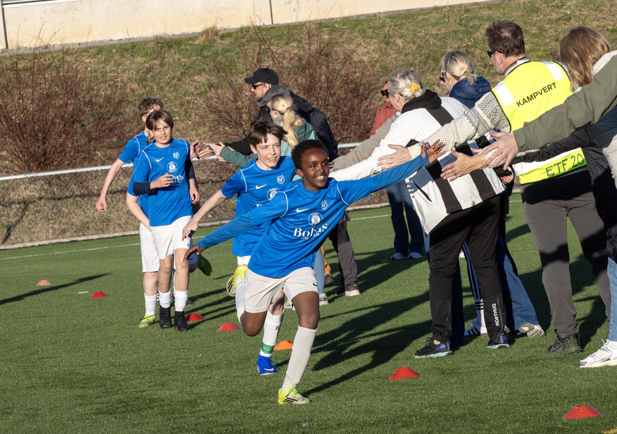 Fotballen ruller på de aller fleste fotballbanene i distriktet. Her jubler Eidsvold Turns 13-åringer etter å ha slått Dal 2-1 mandag kveld