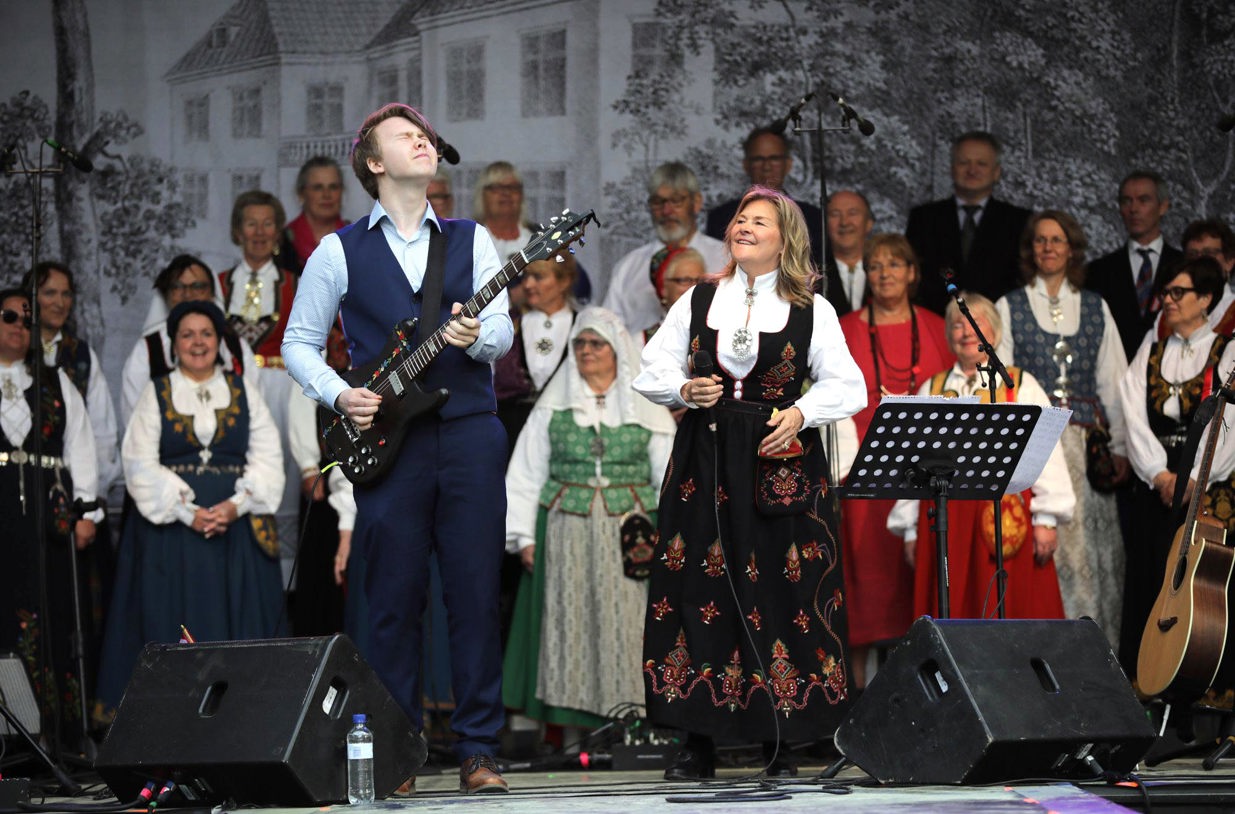 Elisabeth Bettan Andreassen har vært i Eidsvoll før - for eksempel 17. mai 2019. Her  står hun på scennen sammen med Marius Lien